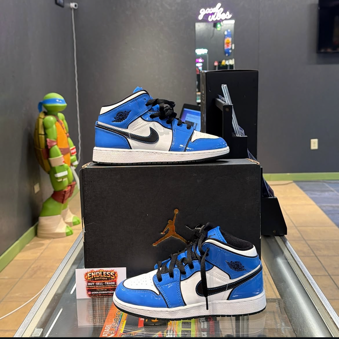 Jordan 1 Mid Signal Blue