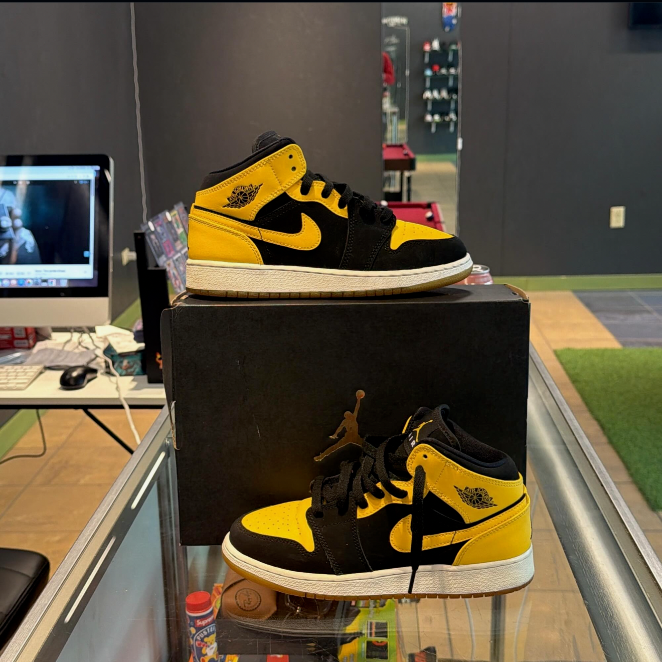 Jordan 1 Mid New Love